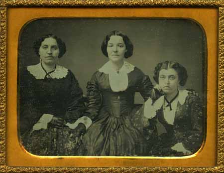 Quarter_Dag_Three-Women_1