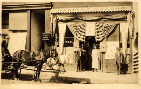 Cabinet Saloon, Globe